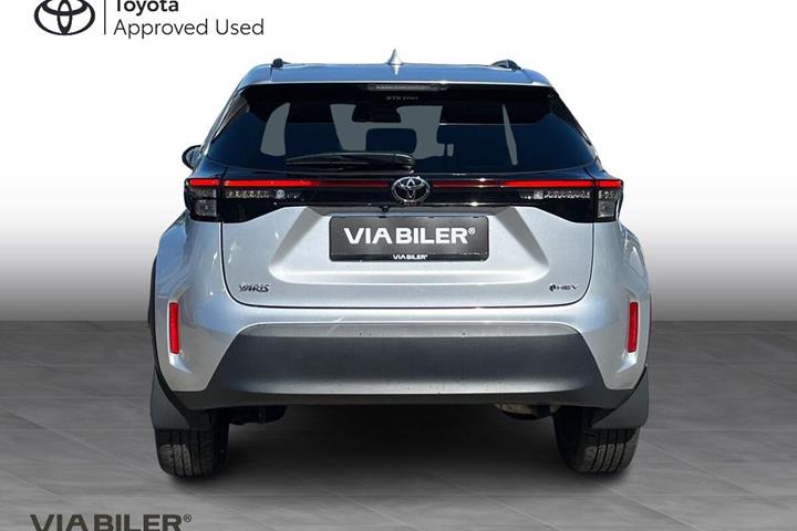 Sølv Toyota Yaris Cross fra 2024