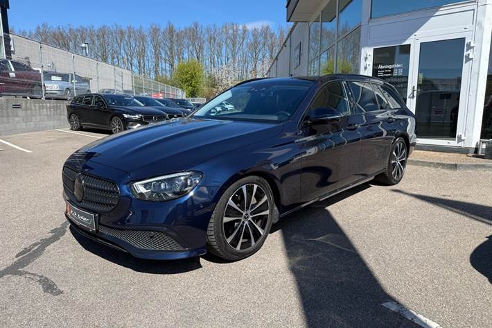 Blå Mercedes E300 e fra 2021