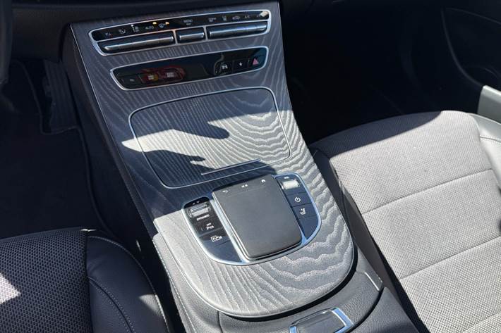 Blå Mercedes E300 e fra 2021