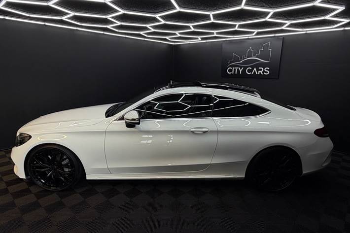 Hvid Mercedes C300 fra 2016