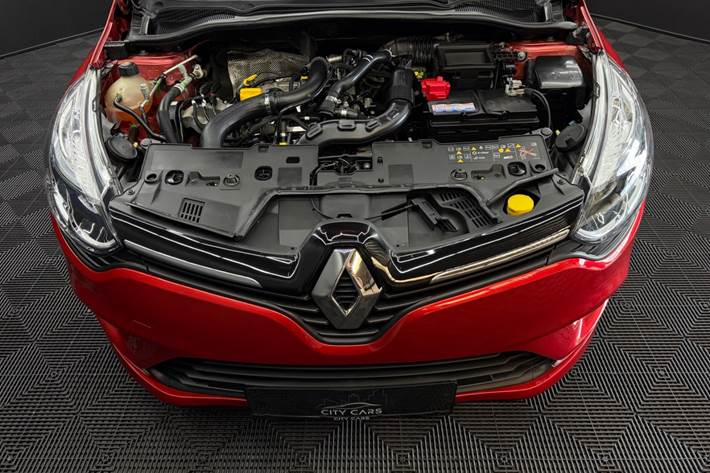 Rød Renault Clio IV fra 2018