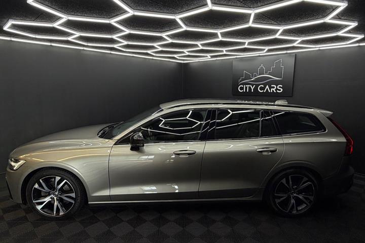 Grå Volvo V60 fra 2020