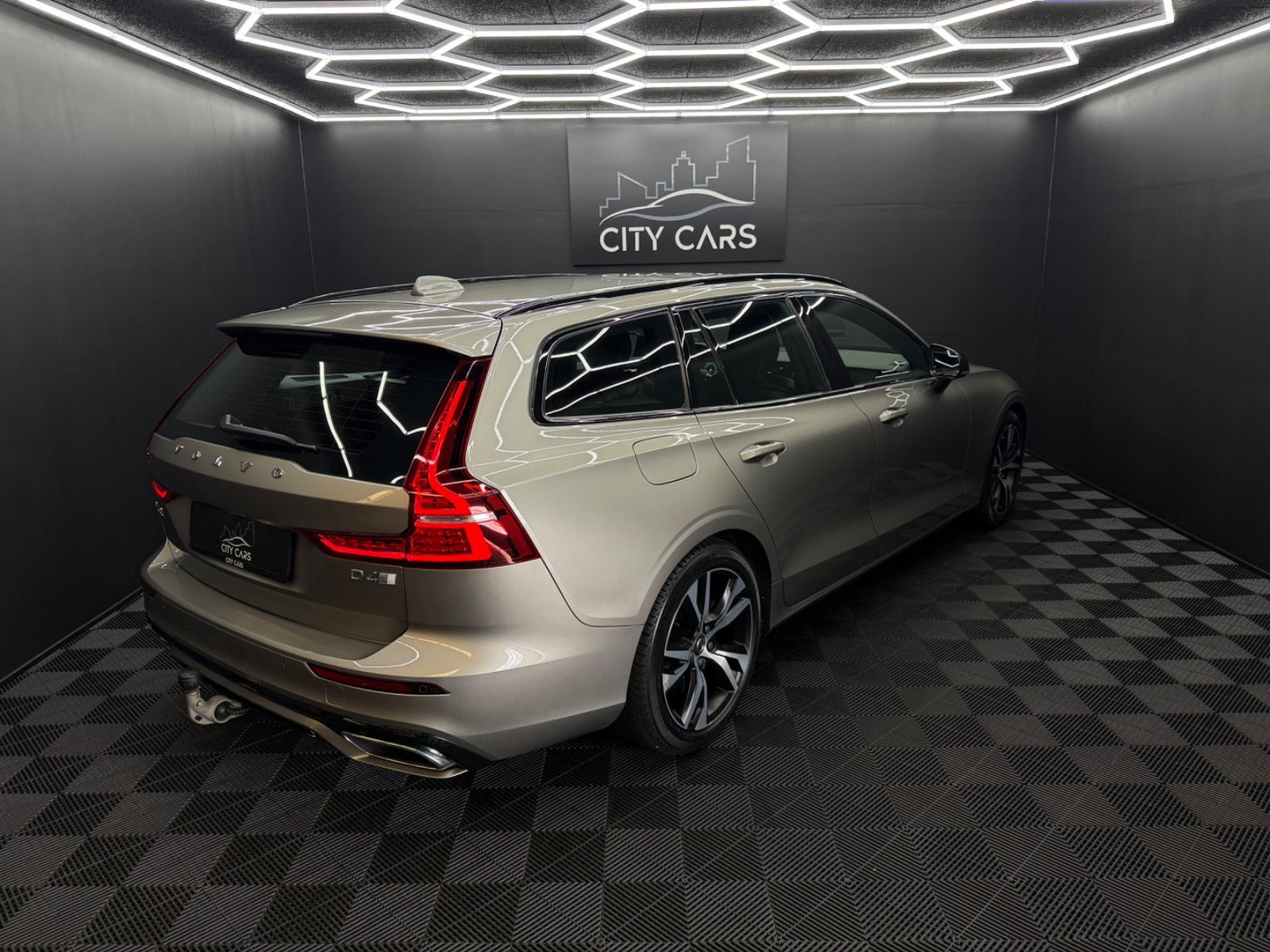 Grå Volvo V60 fra 2020