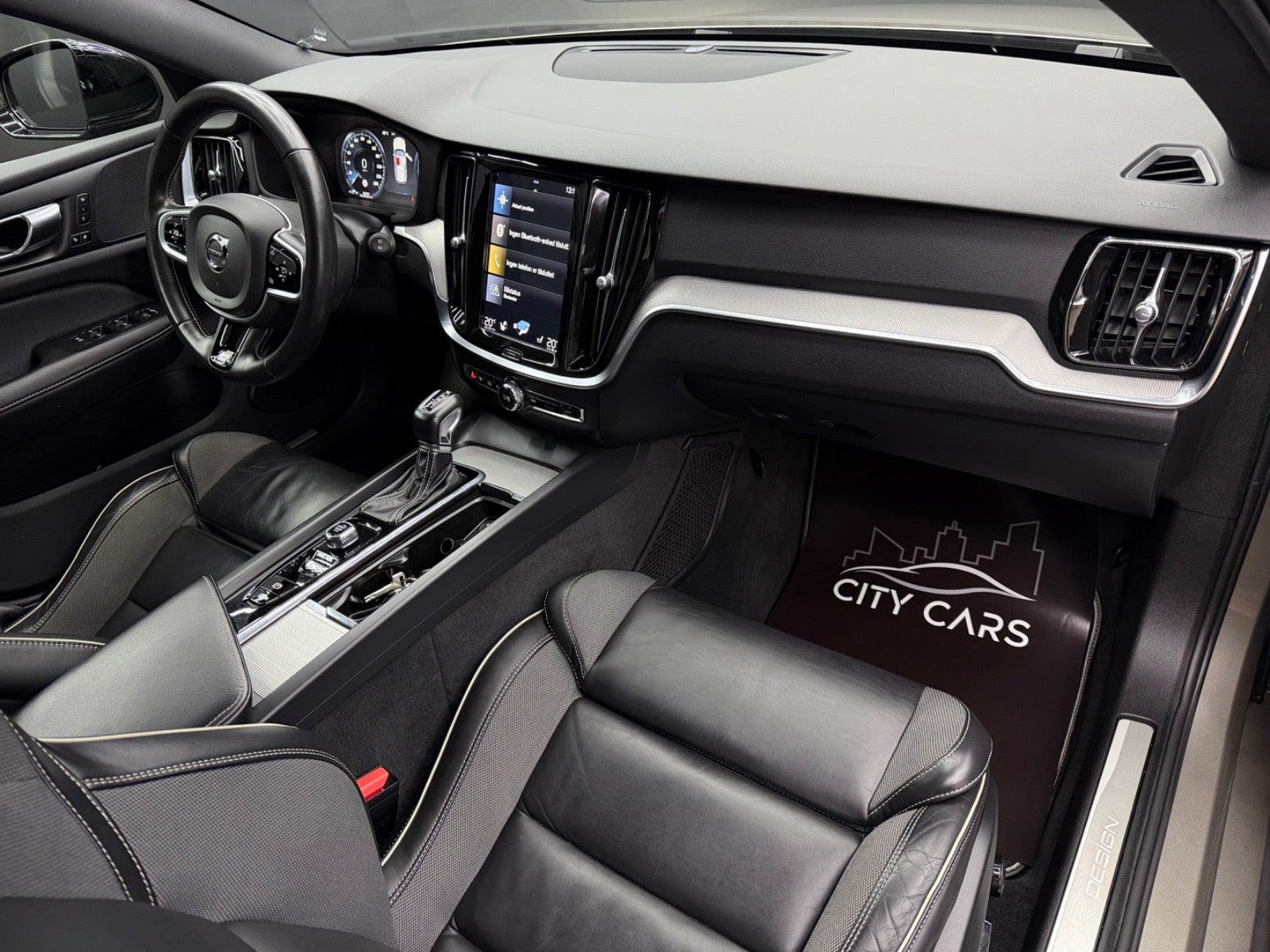Grå Volvo V60 fra 2020