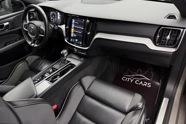 Grå Volvo V60 fra 2020