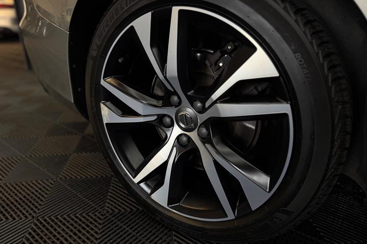 Grå Volvo V60 fra 2020