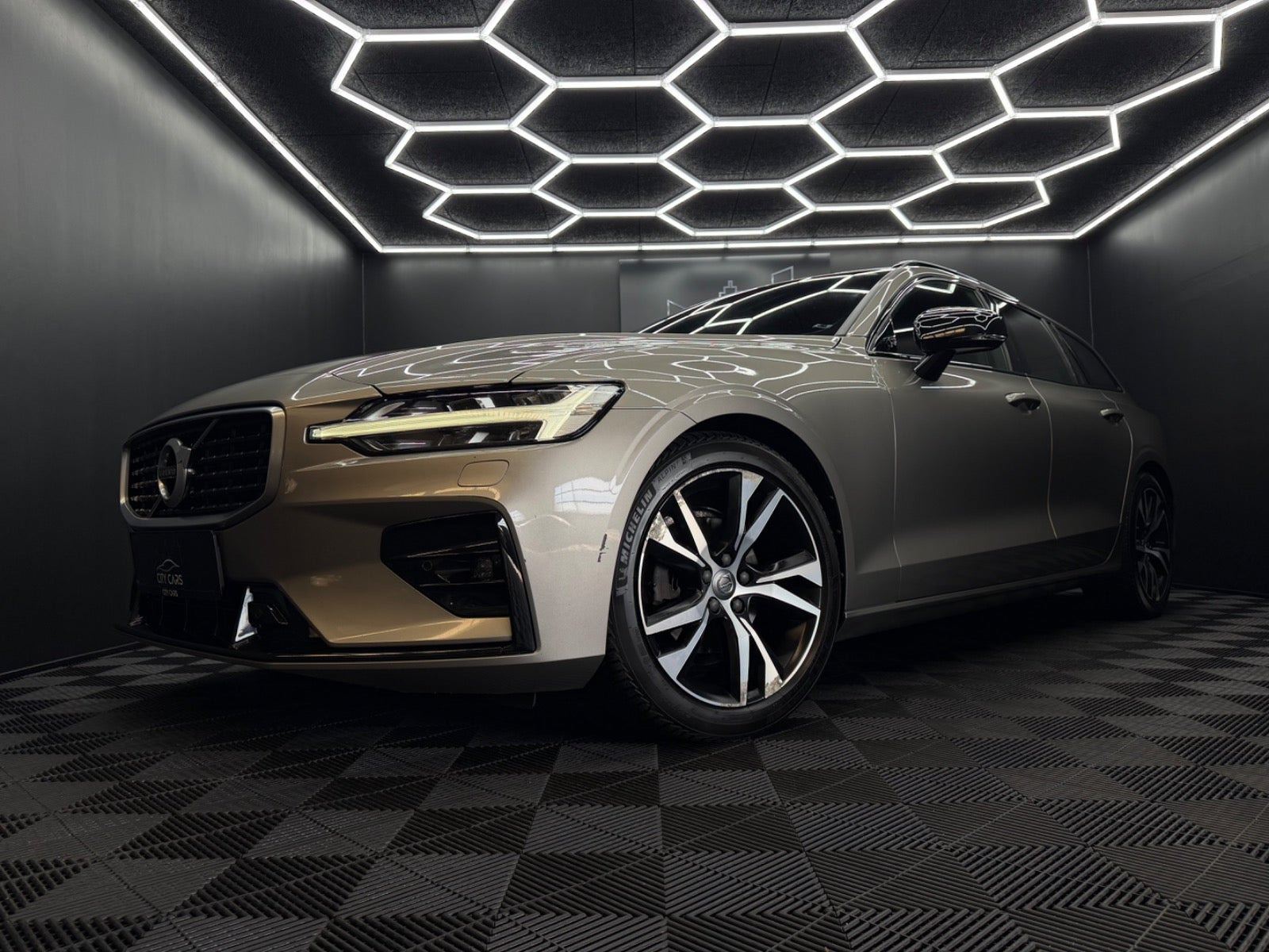 Grå Volvo V60 fra 2020