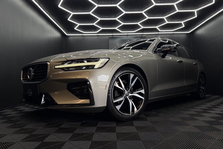 Grå Volvo V60 fra 2020