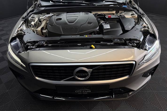Grå Volvo V60 fra 2020