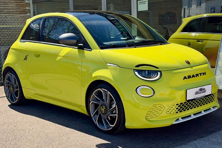Gul Abarth 500e fra 2023