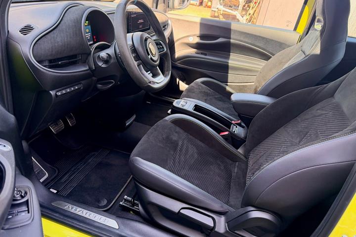 Gul Abarth 500e fra 2023