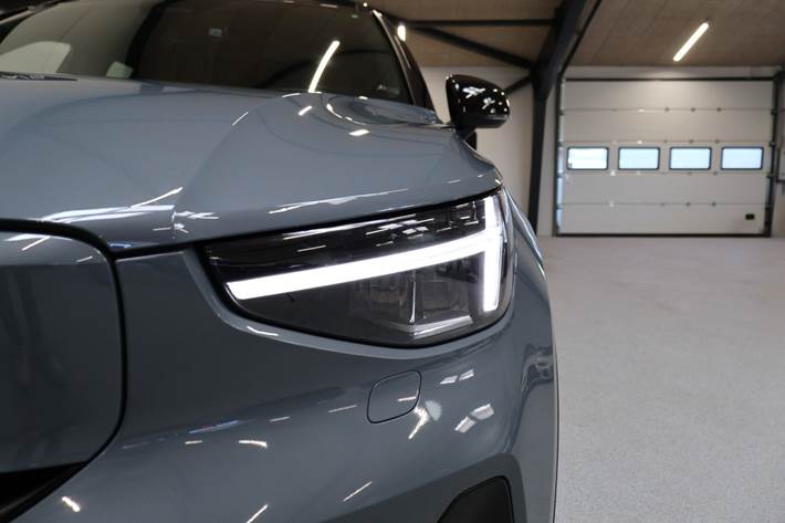 Grå Volvo XC40 fra 2023