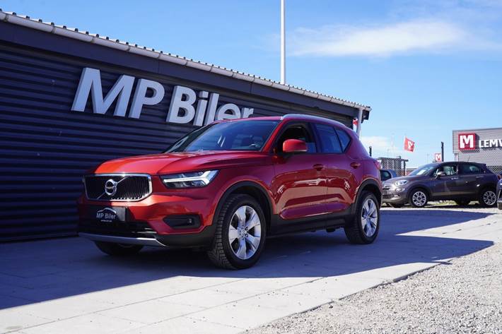 Rød Volvo XC40 fra 2018 set udefra