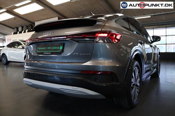 Grå Audi Q4 e-tron fra 2024