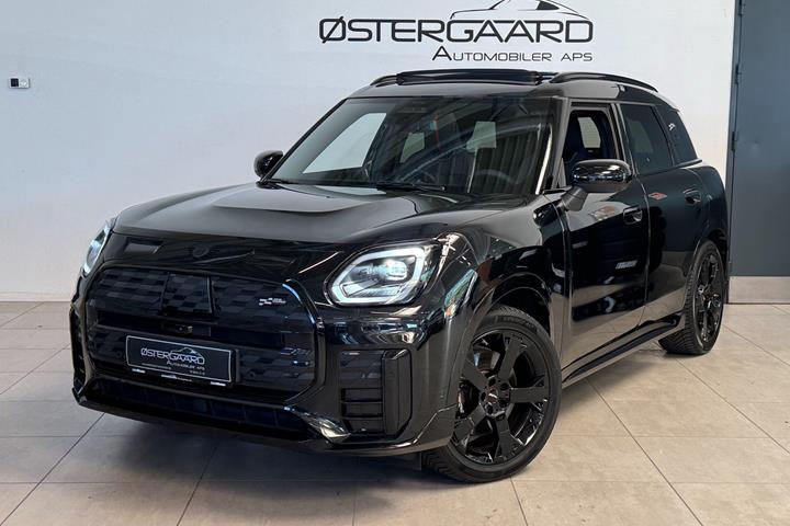 Sort Mini Countryman SE fra 2024 set udefra