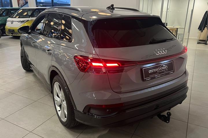 Grå Audi Q4 e-tron fra 2025