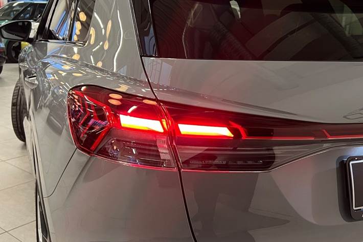 Grå Audi Q4 e-tron fra 2025