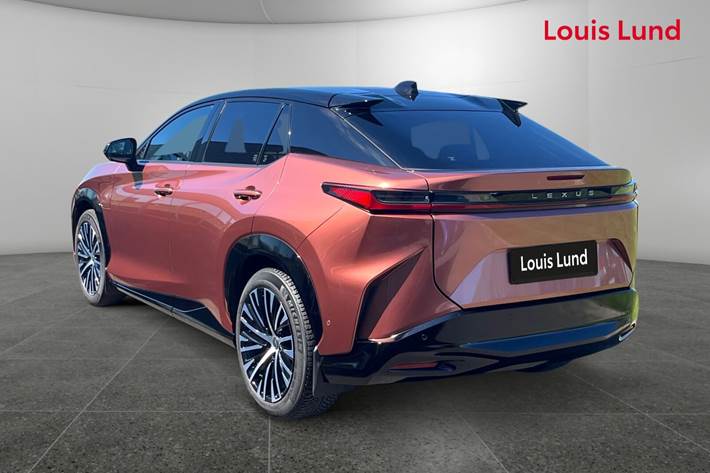 Rød Lexus RZ fra 2025
