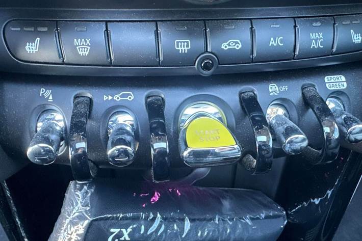 Rød Mini Cooper SE fra 2023