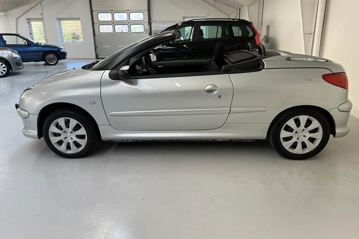 Grå Peugeot 206 fra 2004