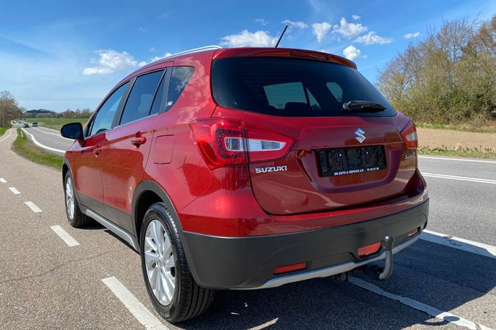 Rød Suzuki S-Cross fra 2019