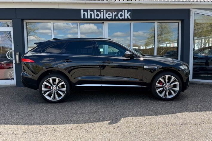 Sort Jaguar F-Pace fra 2017