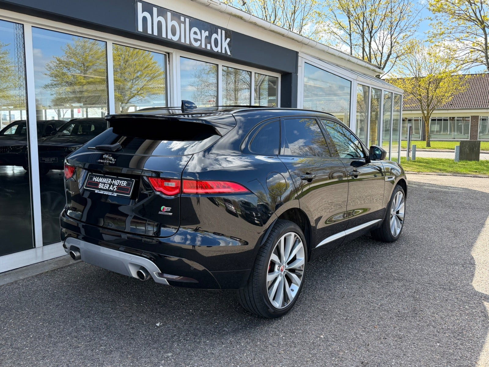 Sort Jaguar F-Pace fra 2017