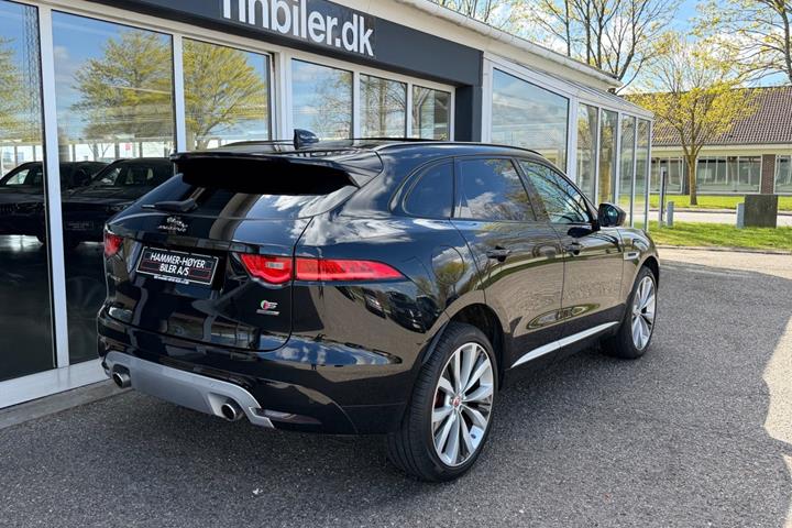Sort Jaguar F-Pace fra 2017