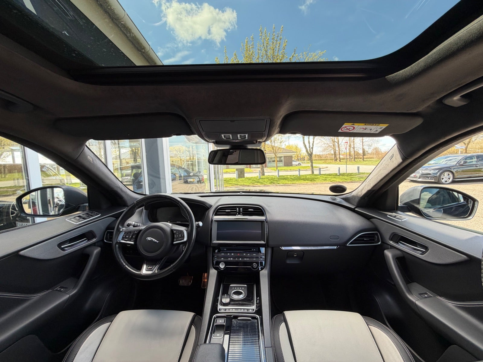 Sort Jaguar F-Pace fra 2017