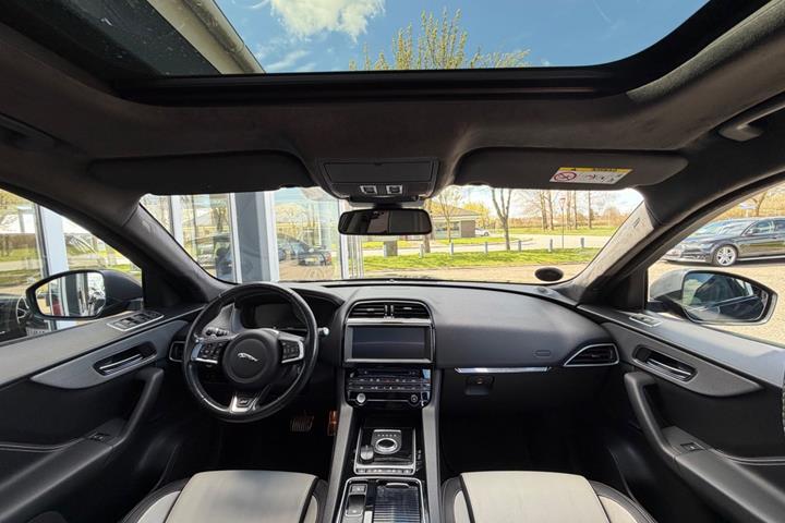 Sort Jaguar F-Pace fra 2017