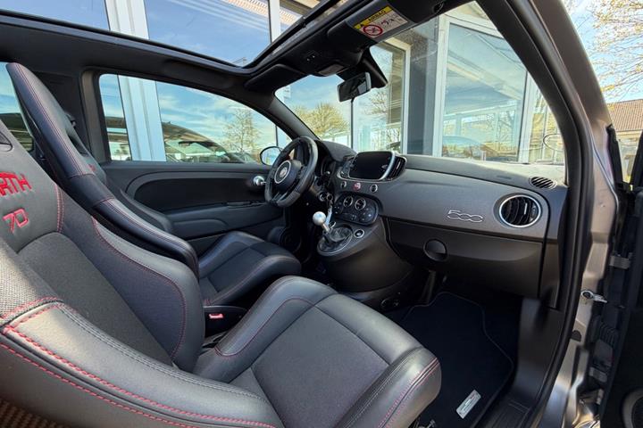 Grå Abarth 595C fra 2020