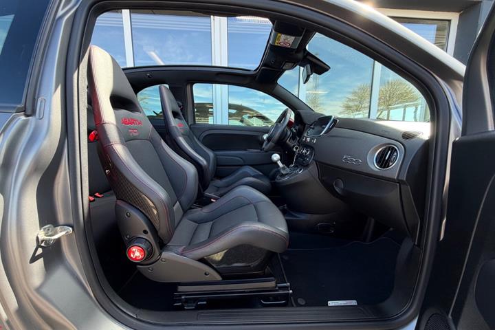 Grå Abarth 595C fra 2020