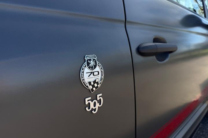 Grå Abarth 595C fra 2020