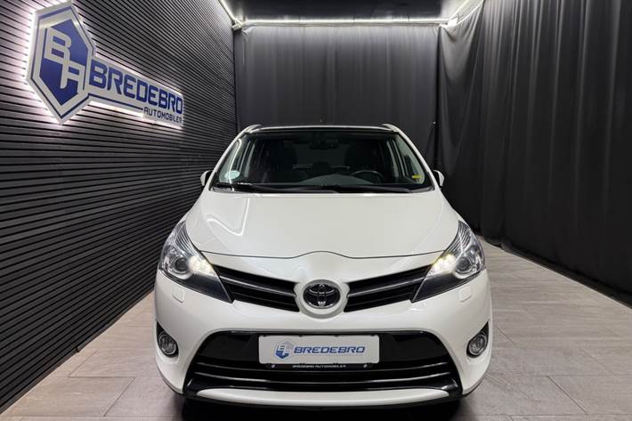 Hvid Toyota Verso fra 2015