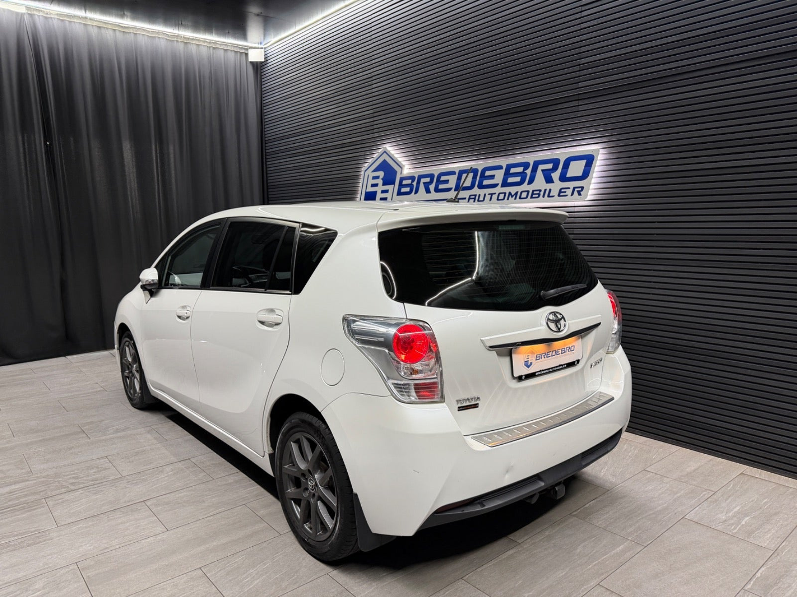 Hvid Toyota Verso fra 2015