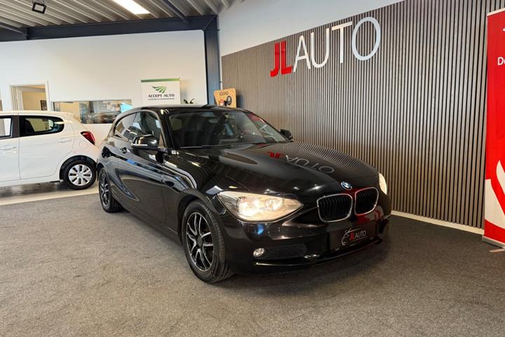 Sort BMW 118d fra 2015 set udefra