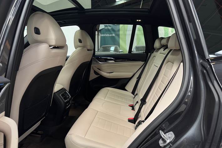 Grå BMW iX3 fra 2022