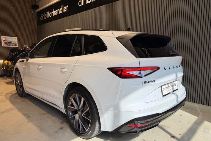 Hvid Skoda Enyaq fra 2023