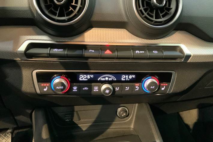 Grå Audi Q2 fra 2022