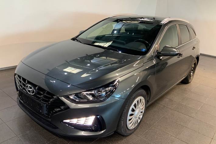 Grå Hyundai i30 fra 2021 set udefra