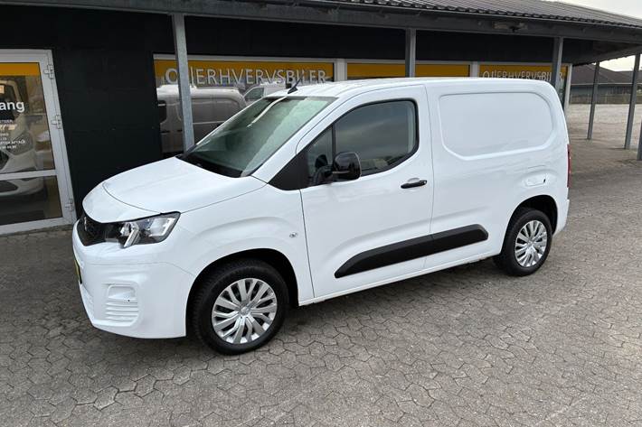 Hvid Peugeot Partner fra 2022 set udefra