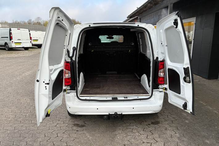 Hvid Peugeot Partner fra 2022
