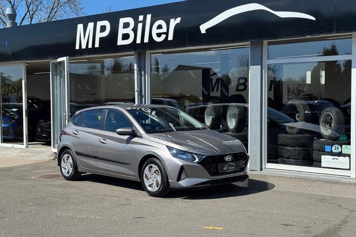 Grå Hyundai i20 fra 2021