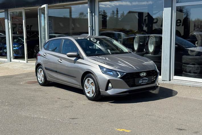 Grå Hyundai i20 fra 2021