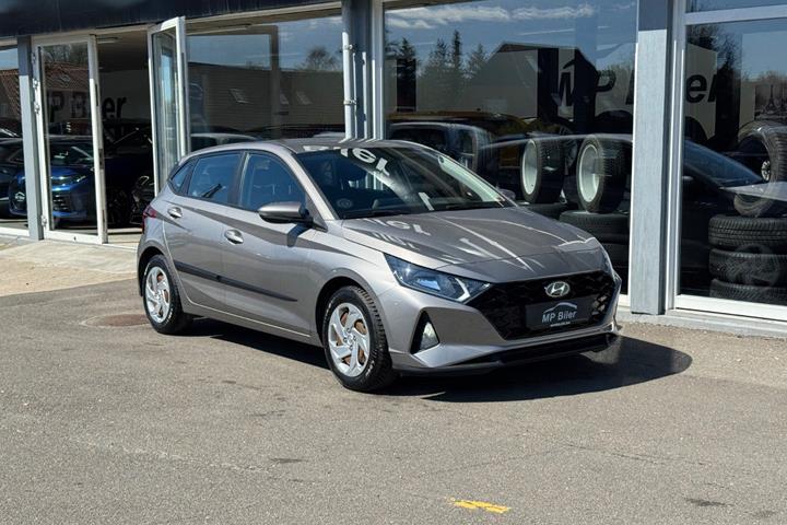 Grå Hyundai i20 fra 2021