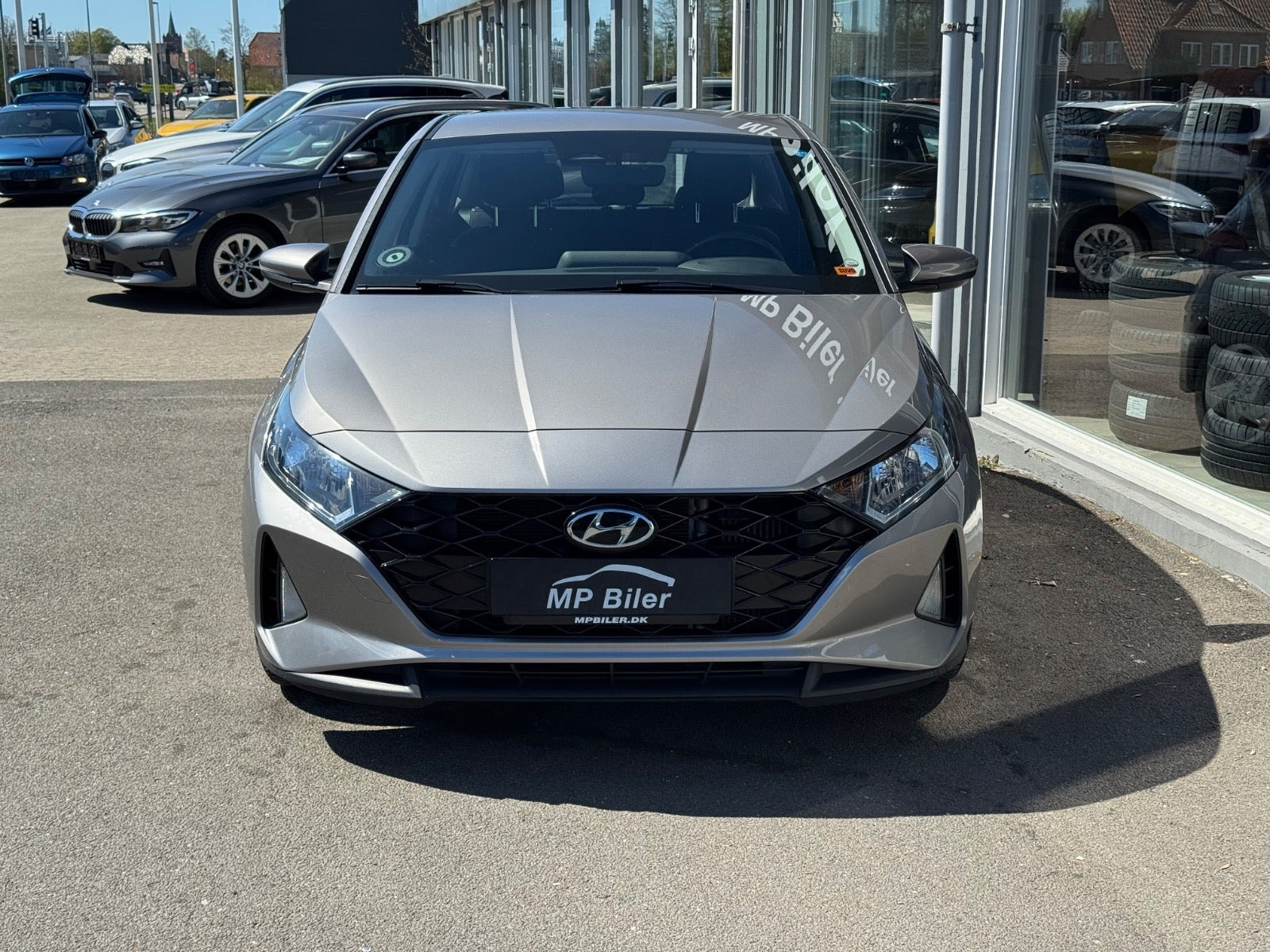Grå Hyundai i20 fra 2021