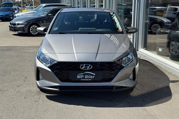 Grå Hyundai i20 fra 2021