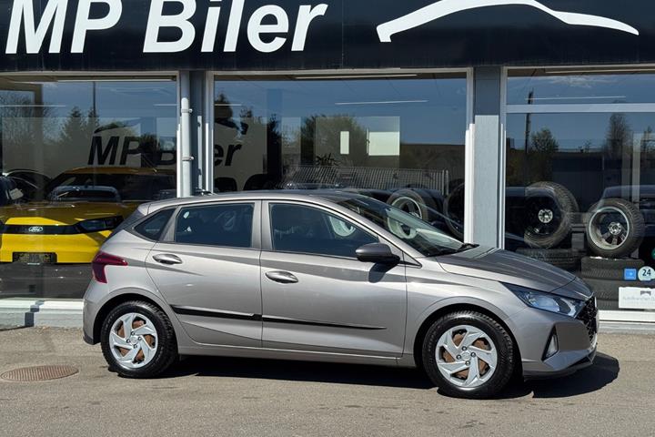 Grå Hyundai i20 fra 2021