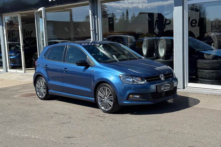 Blå VW Polo fra 2017
