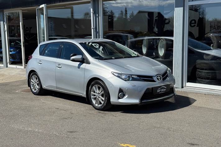 Sølv Toyota Auris fra 2012